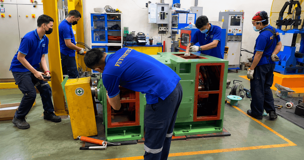 การบำรุงรักษามอเตอร์กระแสตรง (DC Motor & Commutator Maintenance) ช่างกำลังปฏิบัติงานบำรุงรักษามอเตอร์กระแสตรงและคอมมิวเตเตอร์ DC Motor & Commutator Maintenance